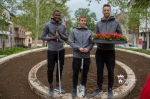 Vidi focisták a Virágóra kertészeti munkáit segítik