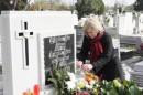 Ágoston Béla sírjánál koszorúz Brájer Éva alpolgármester asszony 2012.10.31. 0004.JPG