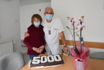 5000. művese-kezelésen résztvevő páciens köszöntése