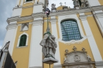 Szent István és Szent Imre szobrának leemelése a Bazilikáról